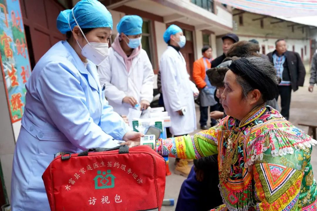 水富市医护人员送医(药)下乡,守护群众健康.狄廷秀 摄