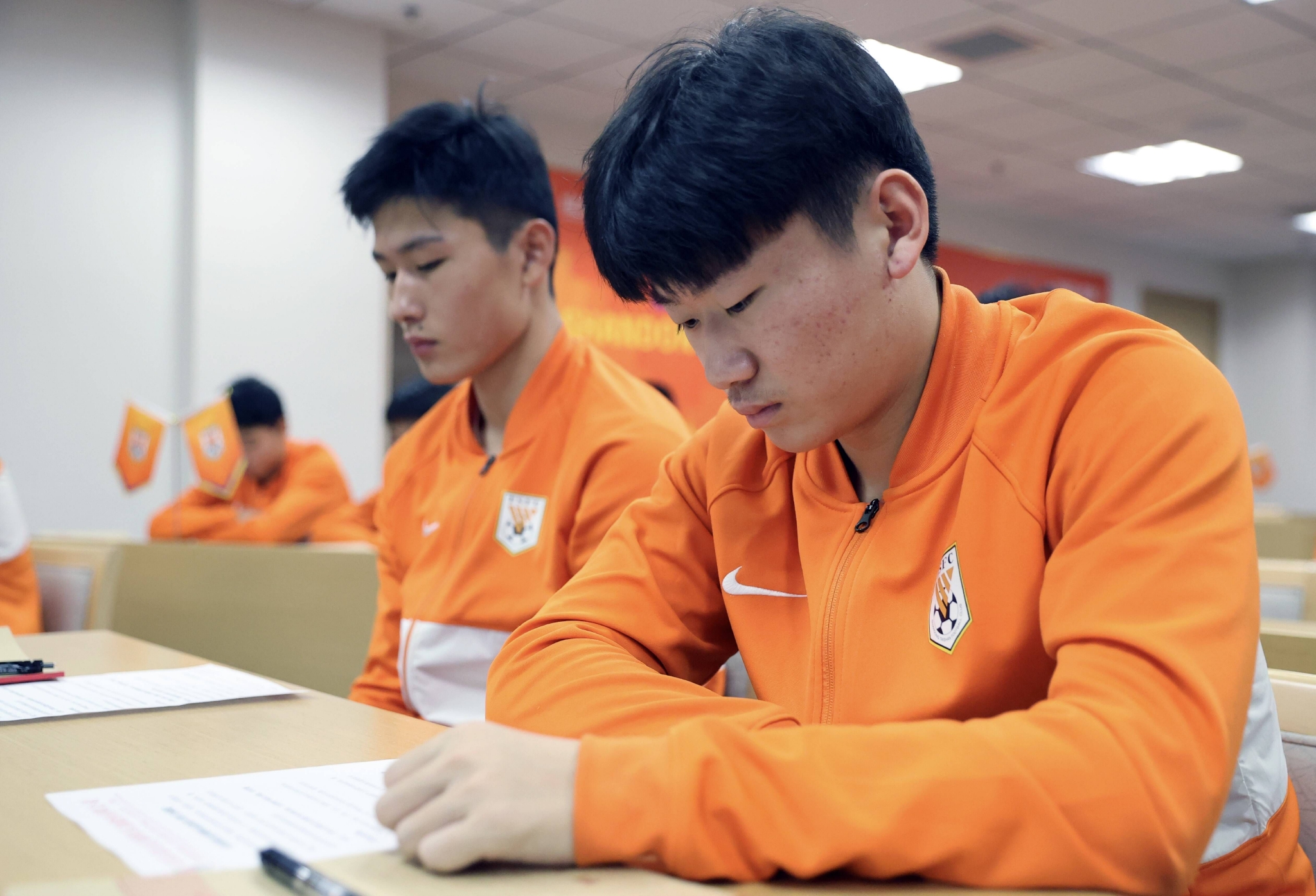 体坛快车丨詹姆斯加冕NBA历史得分王，南美四国将联合申办2030年世界杯