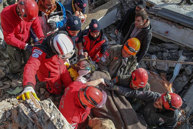 土耳其强震:直击震后48小时救援,在碎石瓦砾中活下去|土耳其_新浪财经