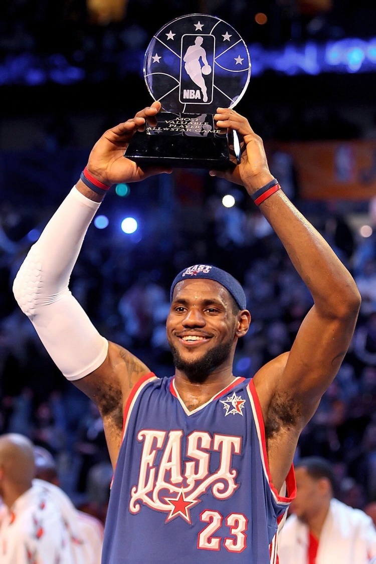 詹姆斯生涯中的第一次 首次夺冠便包揽fmvp 史上最年轻全明星mvp
