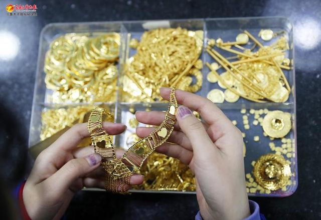 2月7日,在新疆奥斯玛尼金银饰品加工有限公司生产车间,工作人员正在