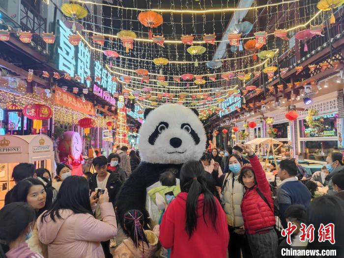 资料图：2023年兔年春节黄金周，广西桂林市旅游景区迎来大批游客 周利朔摄