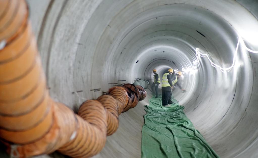 图为工人在北京南水北调配套工程大兴支线新机场水厂连接线的地下管线