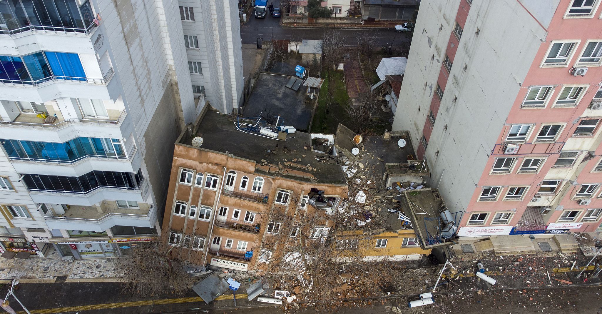 航拍土耳其震区城市建筑坍塌变为废墟