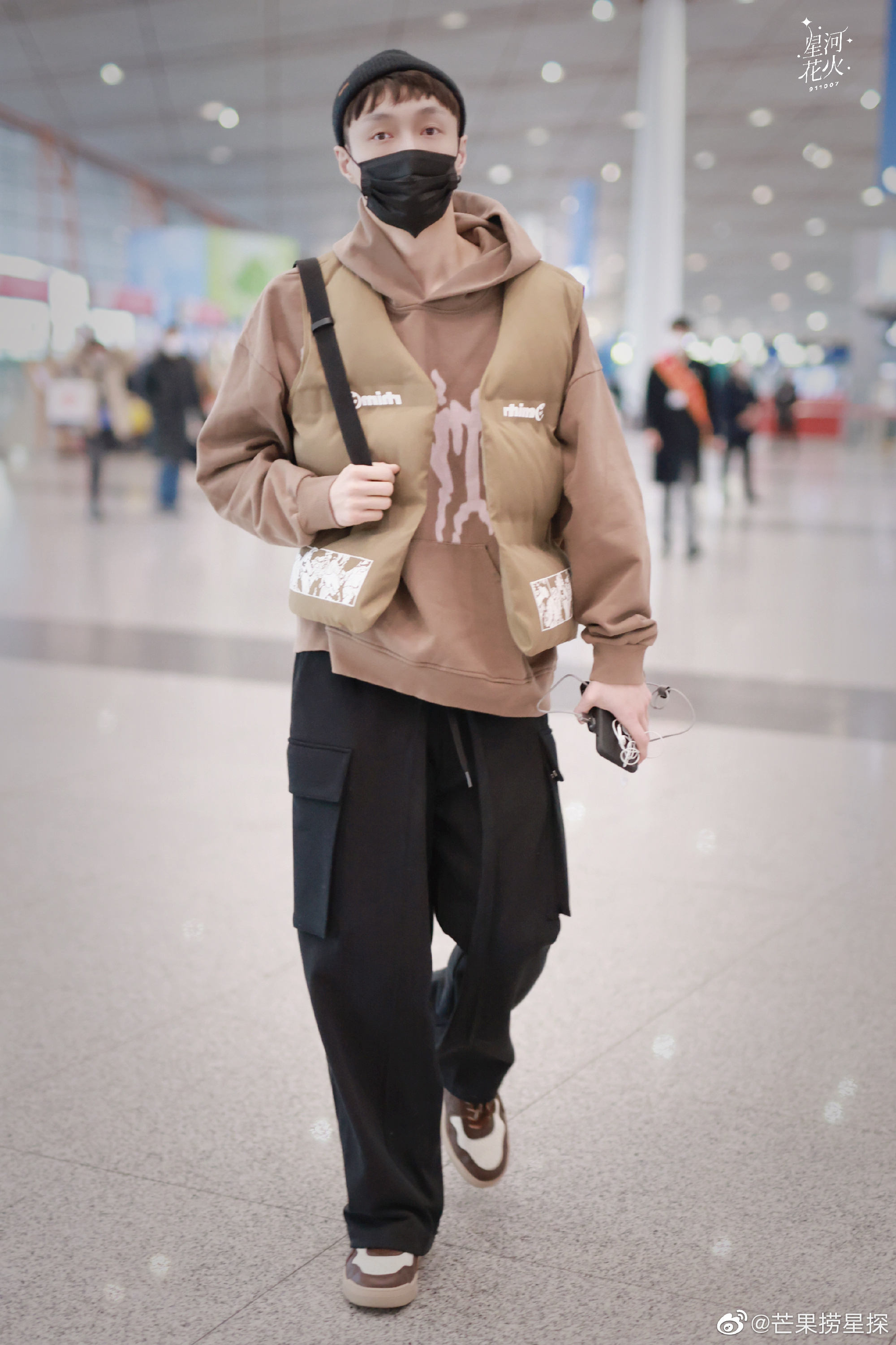 卡其色穿搭搭配黑色毛线帽……|毛线帽|张艺兴|卡其色_新浪新闻