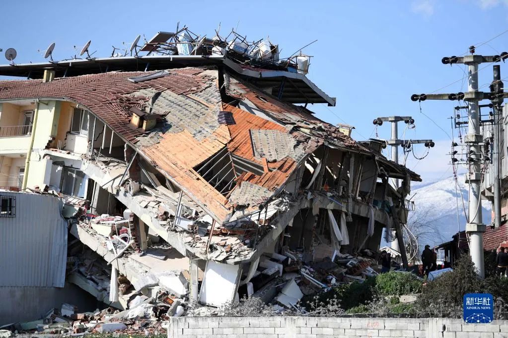 这是2月8日在土耳其哈塔伊拍摄的遭地震损毁的建筑。新华社记者 沙达提 摄