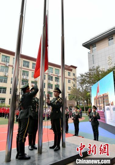 图为福州市鼓楼第二实验小学在“开学第一课”上通过视频与部队开展“同升一面国旗”活动。 张斌 摄