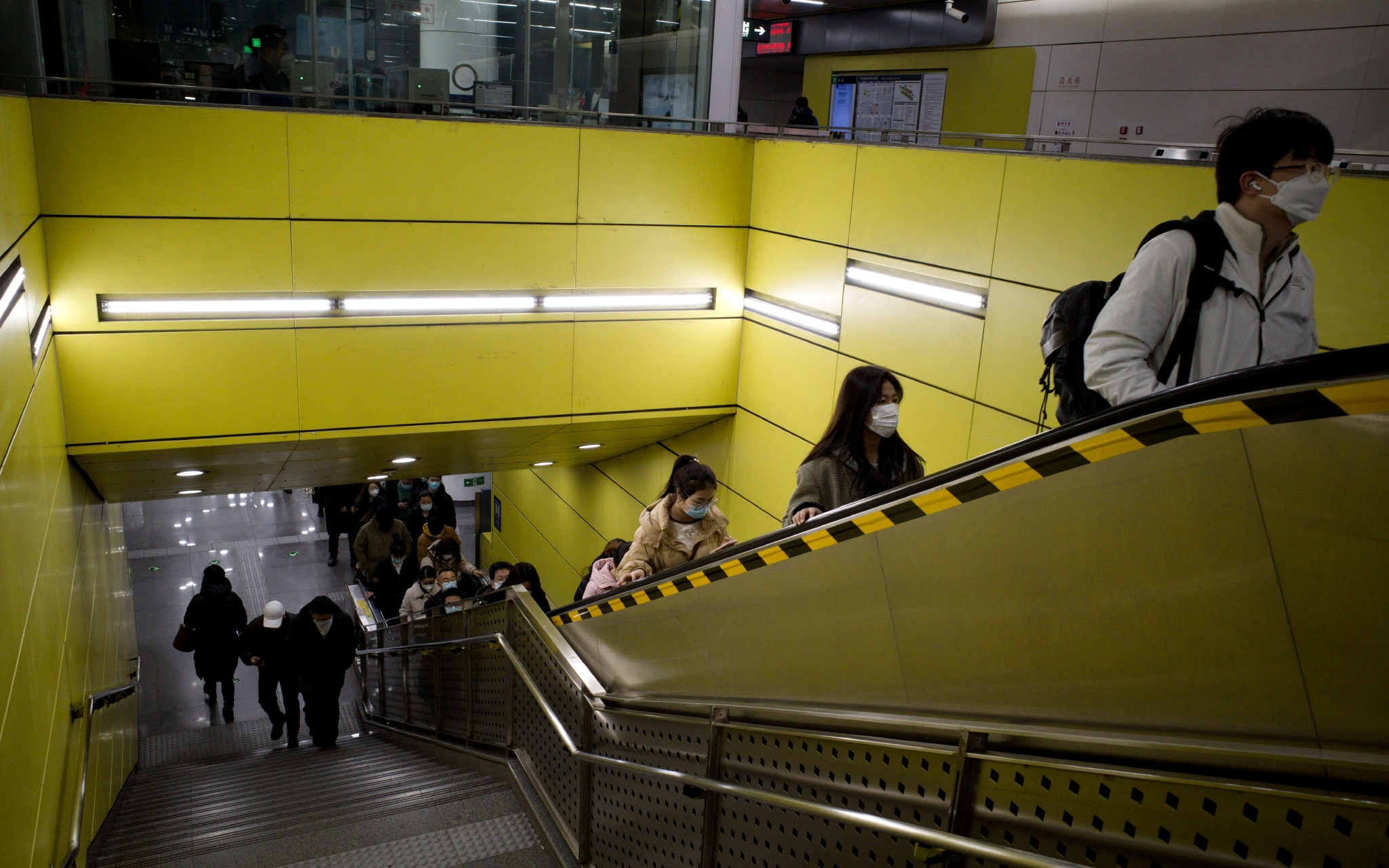 2月9日早高峰时段,地铁平乐园站,乘客排队乘坐扶梯.