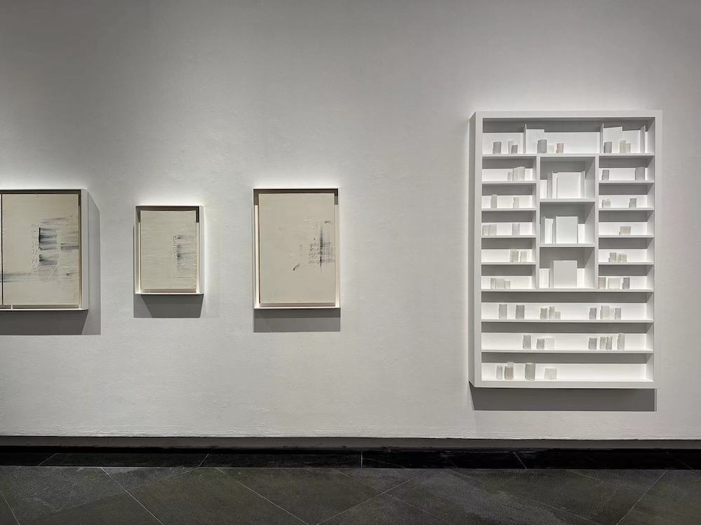 “慢板”板块展览现场，埃德蒙·德瓦尔的两组陶瓷组片
