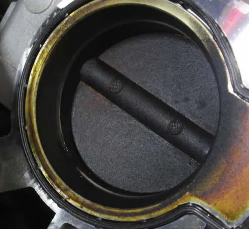 图2|气门积碳像其他的多点电喷发动机,主要在喷油嘴,进气门,气缸,排气