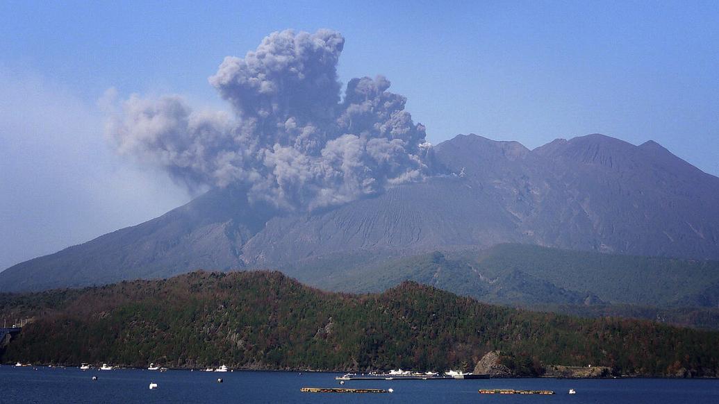 日本樱岛火山口15小时连续三次喷发，火山灰最高喷至上千米