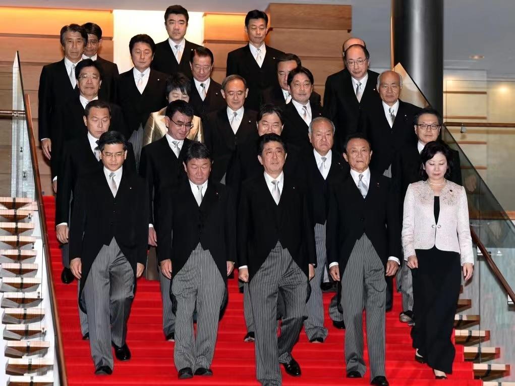 ▲2017年11月1日，再次当选日本首相的安倍晋三在首相官邸带领阁僚合影。图/新华社