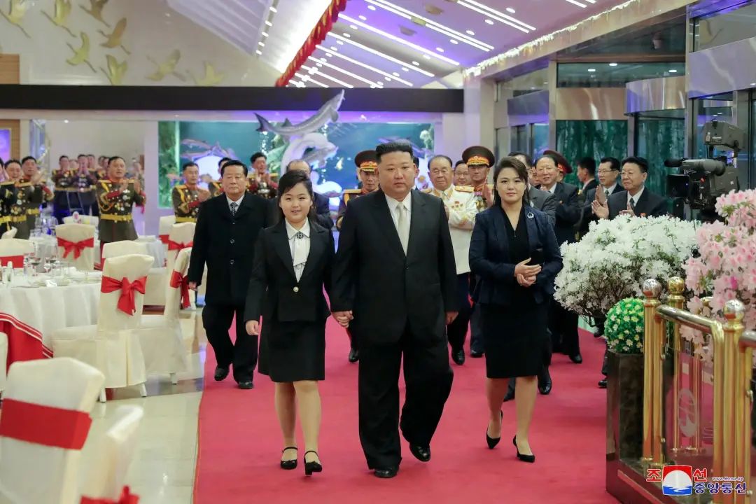 “尊敬的千金”陪伴金正恩阅兵：庆祝朝鲜人民军成立75周年
