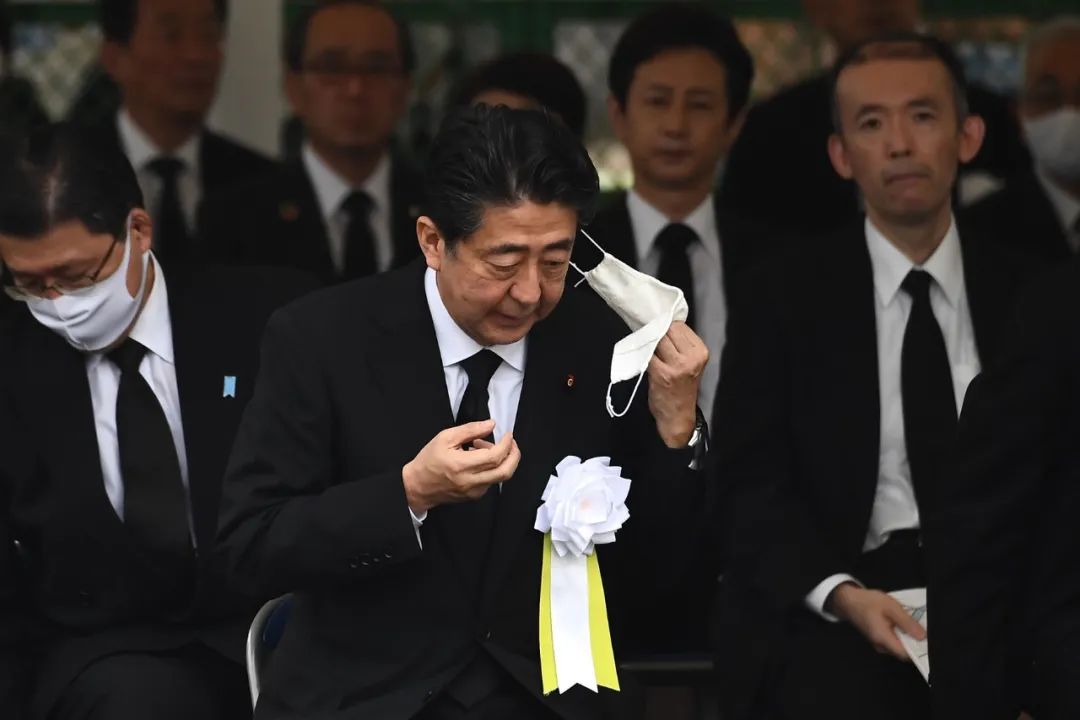 2020年8月9日,在日本长崎和平公园,时任日本首相的安倍晋三参加化动