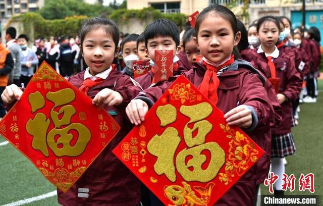 图为2月8日，福州市鼓楼第二实验小学学生们在校园进行大拜年活动。