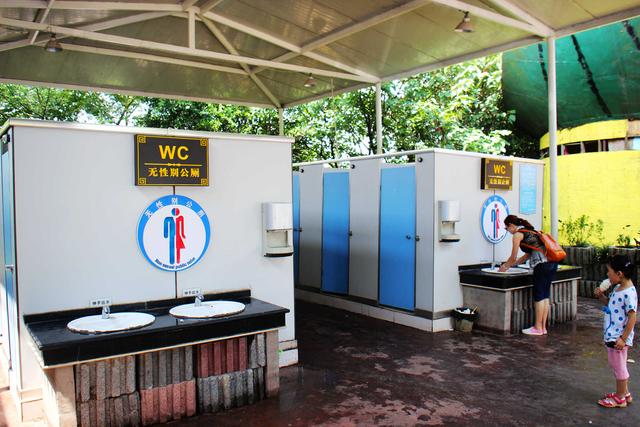 重庆洋人街,市民在"无性别公厕"如厕. 视觉中国 资料图