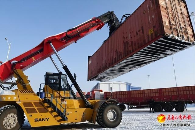 在乌鲁木齐国际陆港区乌鲁木齐多式联运中心，工作人员使用正面吊起重机吊装集装箱。乌鲁木齐晚报资料图片