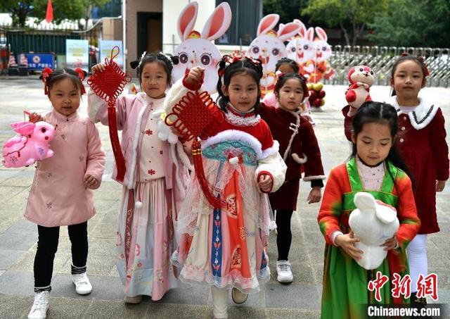 图为2月8日，福建福州，福州市鼓楼第二实验小学参加校园大拜年活动的一年级学生。 张斌 摄