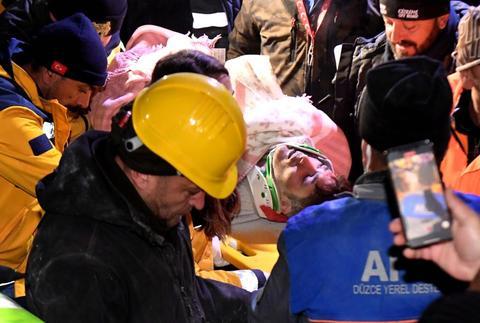 2月7日晚，在土耳其卡赫拉曼马拉什省南部的埃尔比斯坦地区，救援人员转移地震废墟中的幸存者。新华社记者沙达提摄