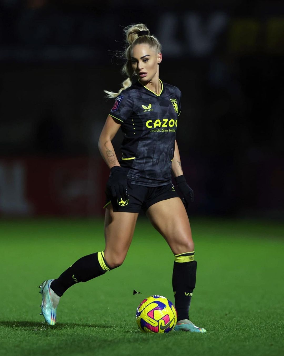 维拉女足球星莱曼:踢球化妆很正常,对不看我踢球的人感到失望|莱曼