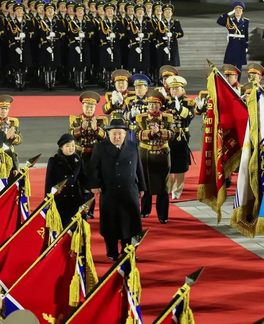 朝鲜阅兵展示战术核武部队，金正恩连续两日偕女参与活动