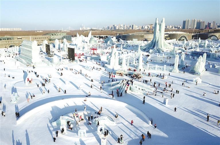 2月2日，游客在哈尔滨冰雪大世界园区内游玩。 □新华社照片