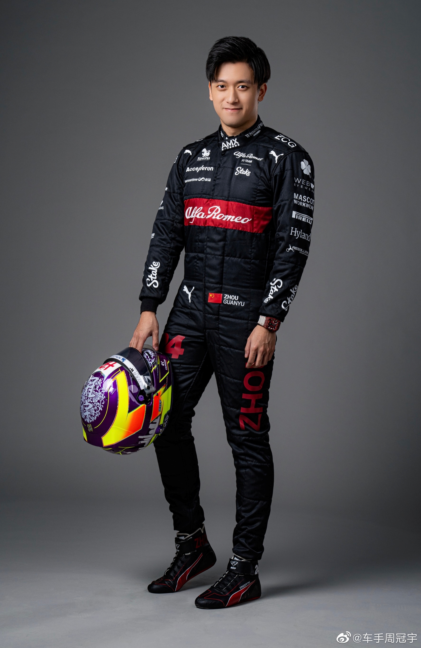 新赛季,新头盔😎!🐰小兔陪24岁周冠宇征战2023年f1_新浪新闻