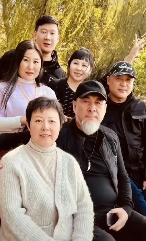 "关羽"陆树铭去世100天,妻子晒全家福缅怀,表白丈夫永远爱你