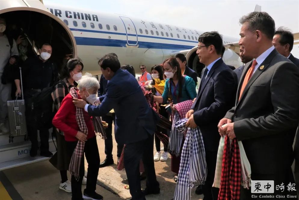 7日上午，柬埔寨旅游大臣童昆和中国驻柬大使王文天在机场迎接入境中国游客 图源：柬中时报