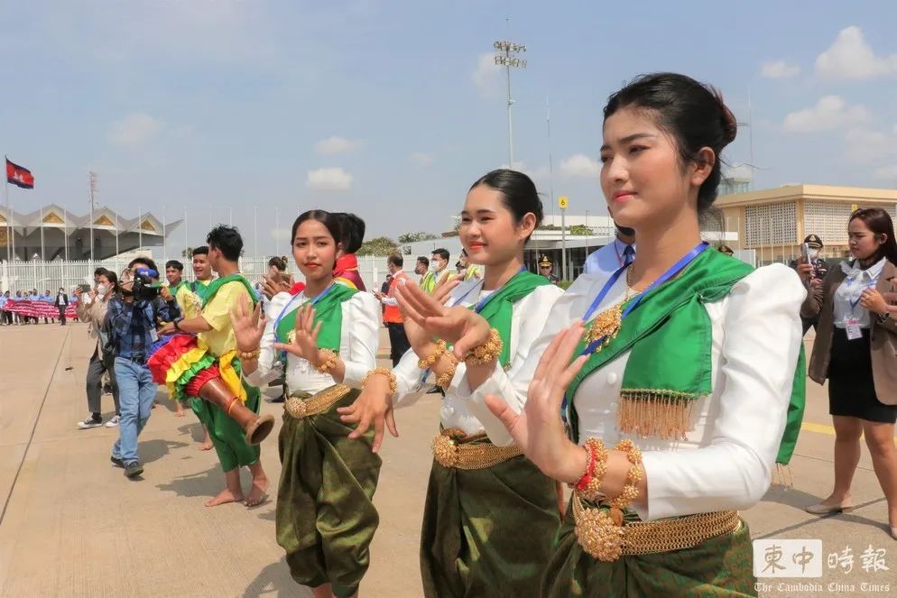 旅游部安排高棉传统舞蹈祝福舞及演奏大鼓，表达对中国游客到访的热烈欢迎和由衷喜悦  图源：柬中时报