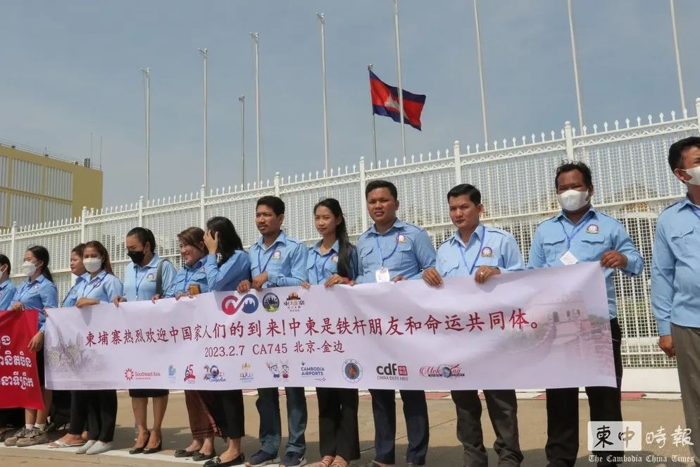 旅游部安排高棉传统舞蹈祝福舞及演奏大鼓，表达对中国游客到访的热烈欢迎和由衷喜悦  图源：柬中时报