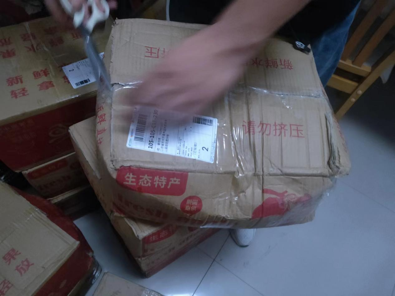 崔女士的快递到货后箱子严重变形。受访者供图