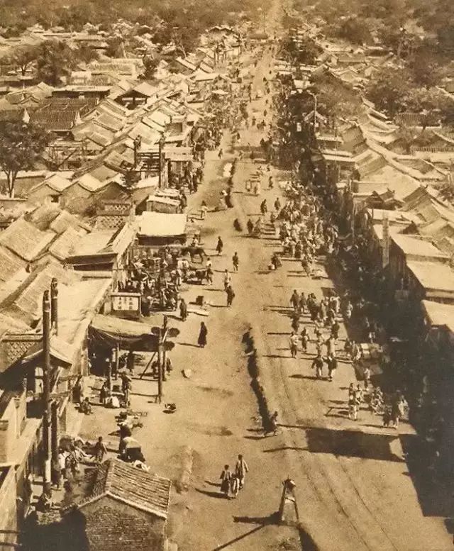 鼓楼拍照的人都排到马路中间了!这地儿有啥可照的?老照片揭秘