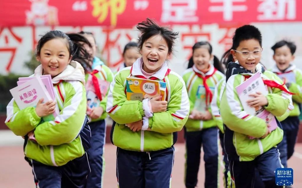 ▲资料图。图文无关。2月6日，全国多地迎来2023年春季学期开学，学生们领到新课本。图/新华社