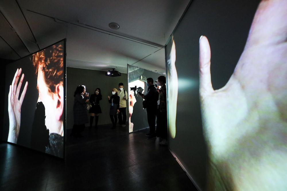 “触屏”板块，加里·希尔的作品《手、听》