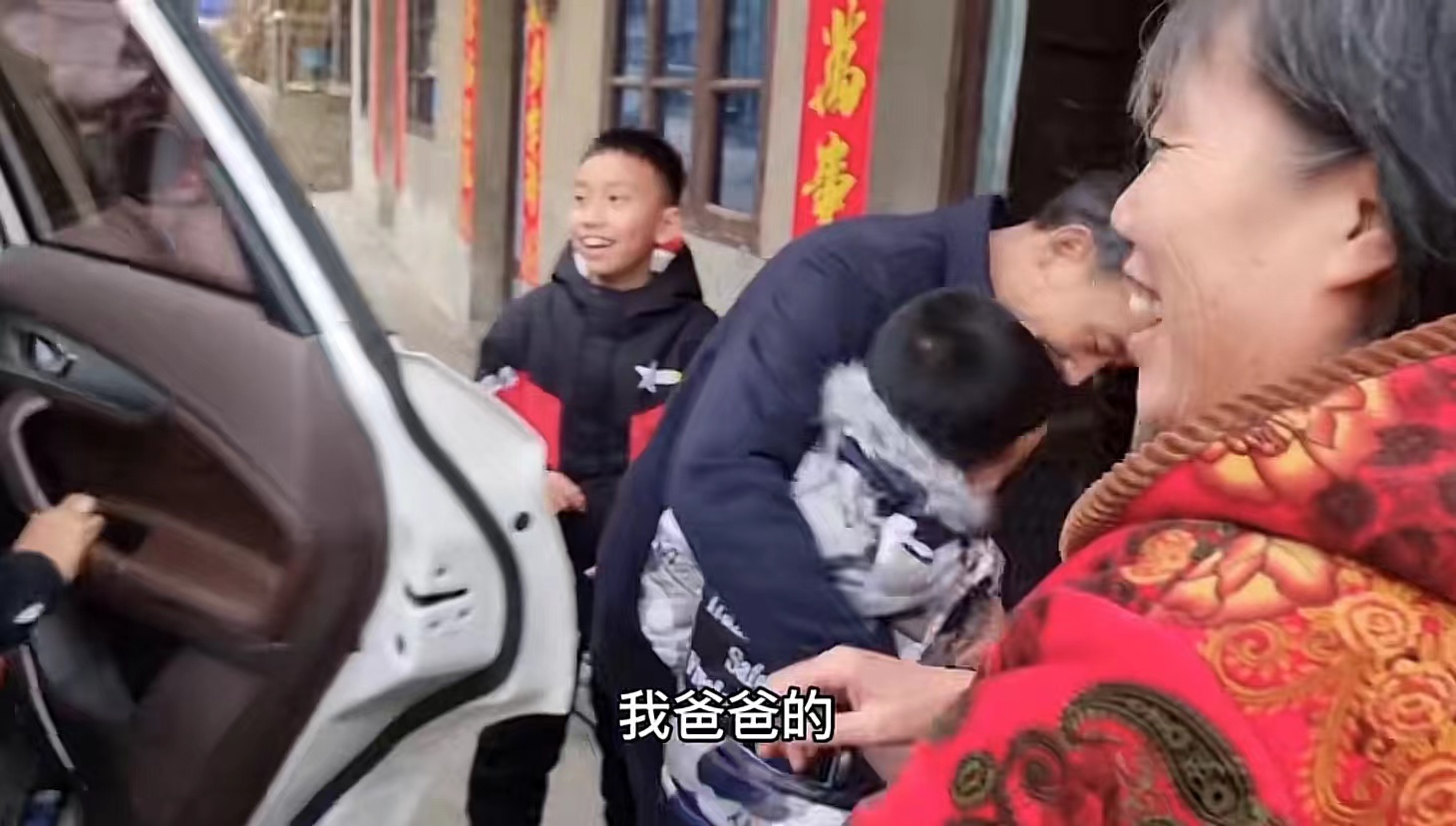 回到湖南老家后，胡晟父母与孙子拥抱。