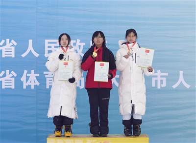 图为石乐涵（中）在颁奖台上。 本报记者 戎禹仁摄