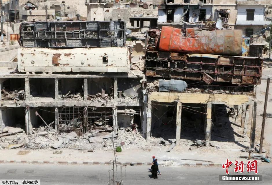 资料图：空袭过后的叙利亚阿勒颇居民区。