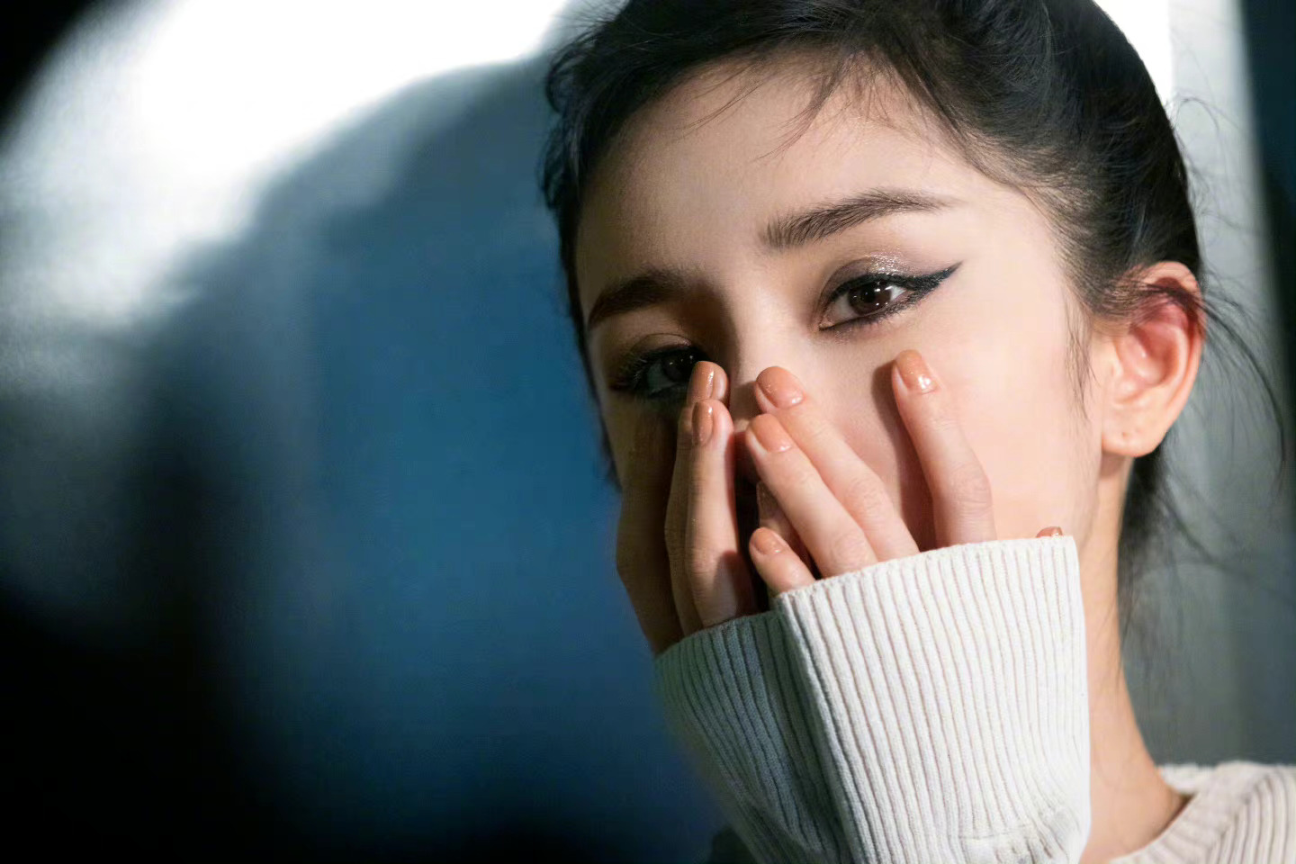 幂幂最新杂志大片花絮图也来啦 ～烟熏妆 丸子头……|烟熏妆|杂志大片