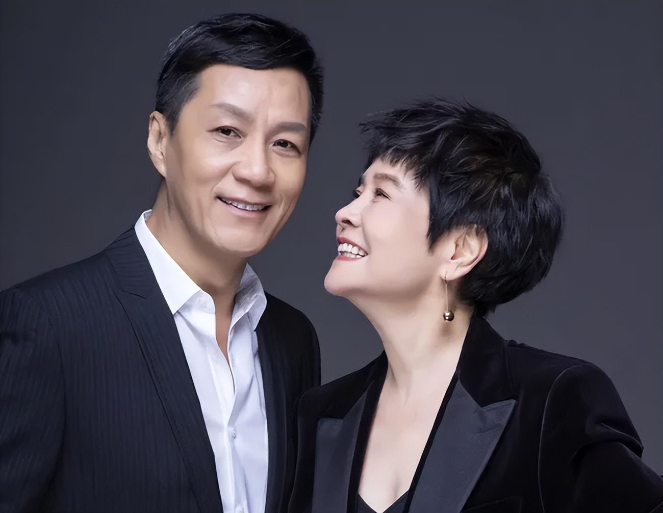 有人被丢臭鸡蛋,有人车上被倒满垃圾|王双宝|董雷|黄瑶_新浪新闻