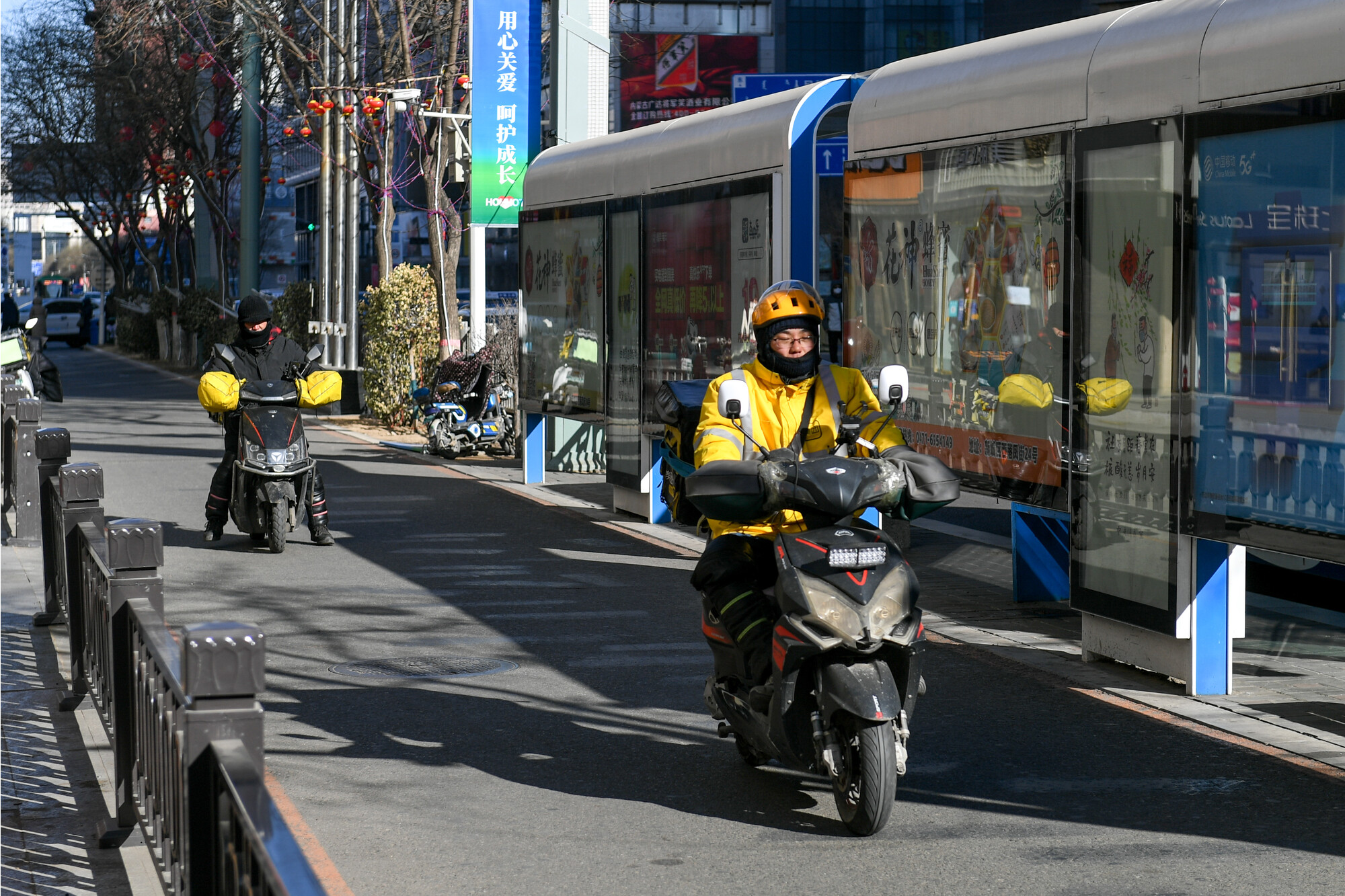 即时配送进入“分钟级”时代,配送员保障几何?|北京市|接单|国家发改委|职业|劳动者_新浪新闻