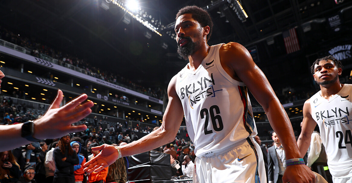 赛后,篮网球星斯宾塞-丁维迪接受了媒体采访.