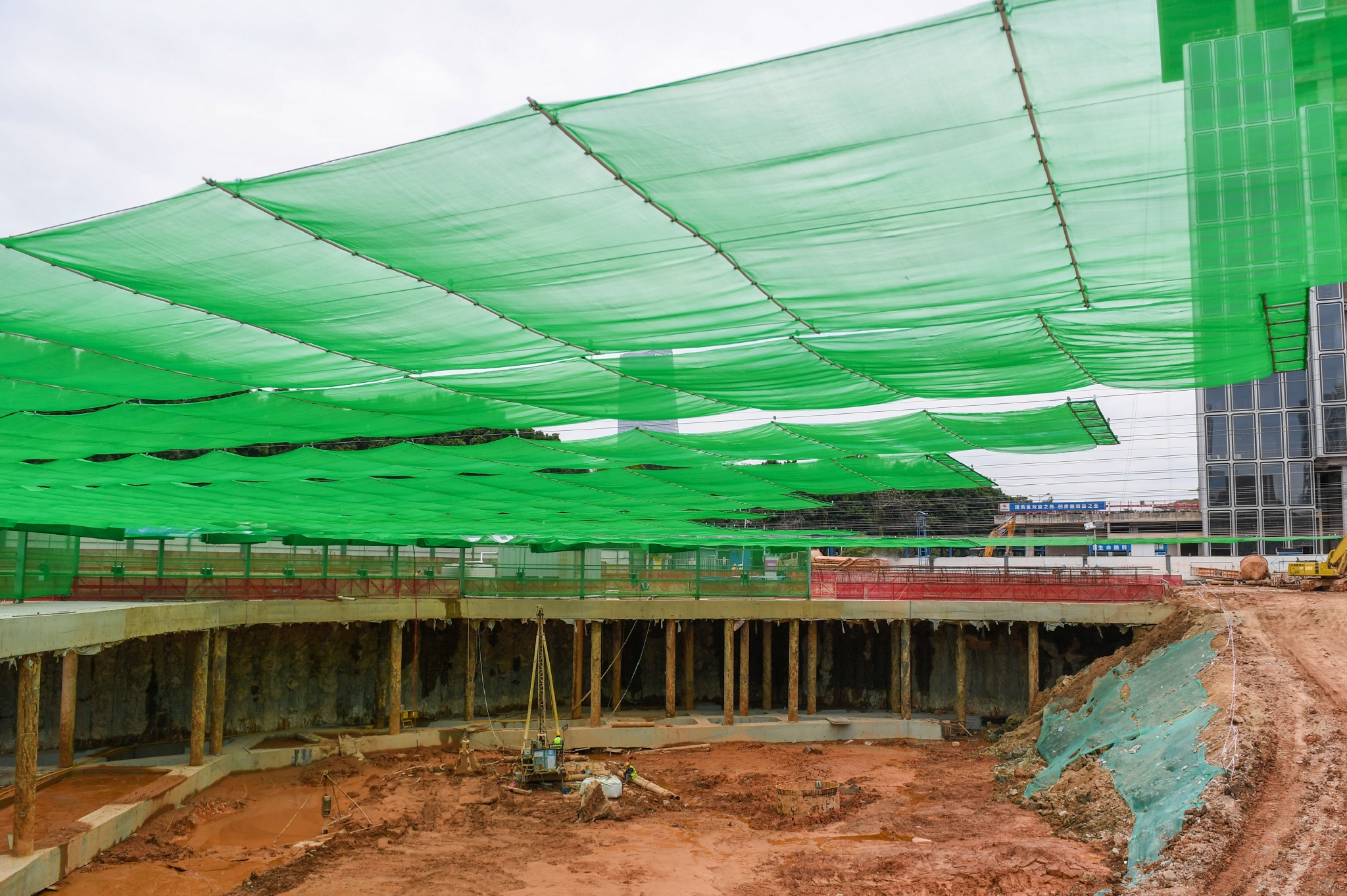 深圳:防尘降噪 工地撑起智能"天幕"|毛思倩|深圳市_新浪新闻