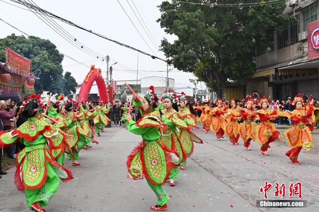 图为潮阳西门女子英歌队在表演中.中新社记者 陈楚红 摄