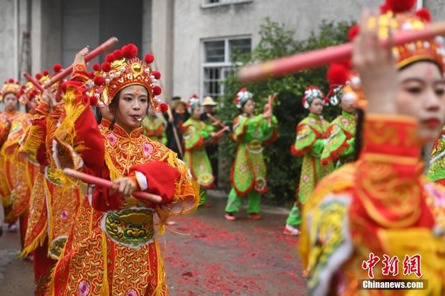 图为潮阳西门女子英歌队在表演中.中新社记者 陈楚红 摄