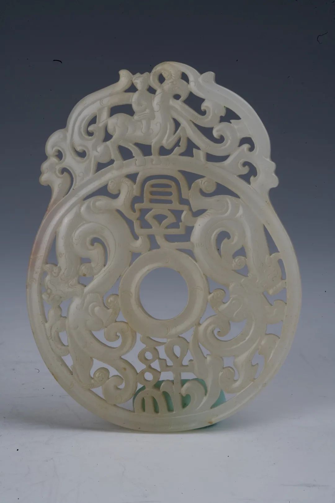 宋 双螭纹"宜子孙"玉璧宋代玉器清尚,自然,内敛,多以中国传统纹饰和