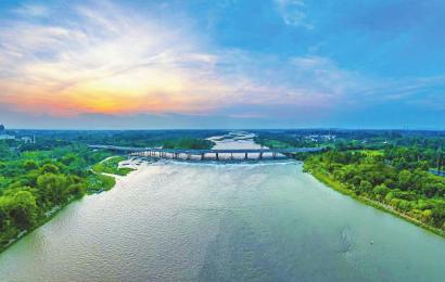 温江金马河晨曦初现(张志强/摄)