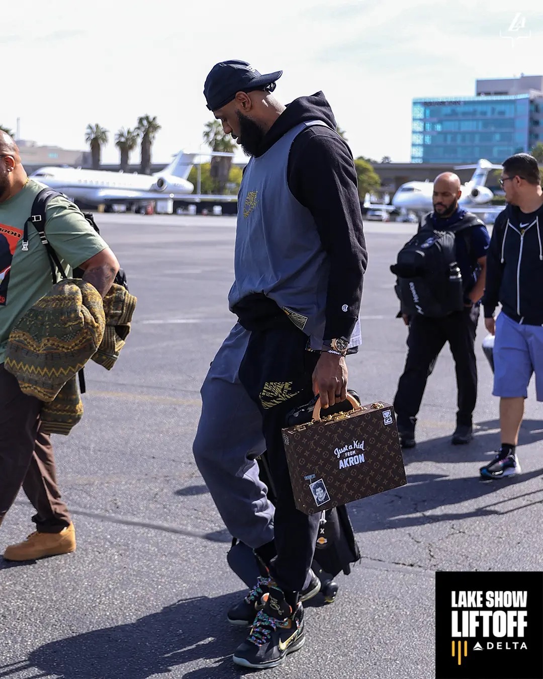 湖人球员出发坐飞机，去金州，明天打勇士！