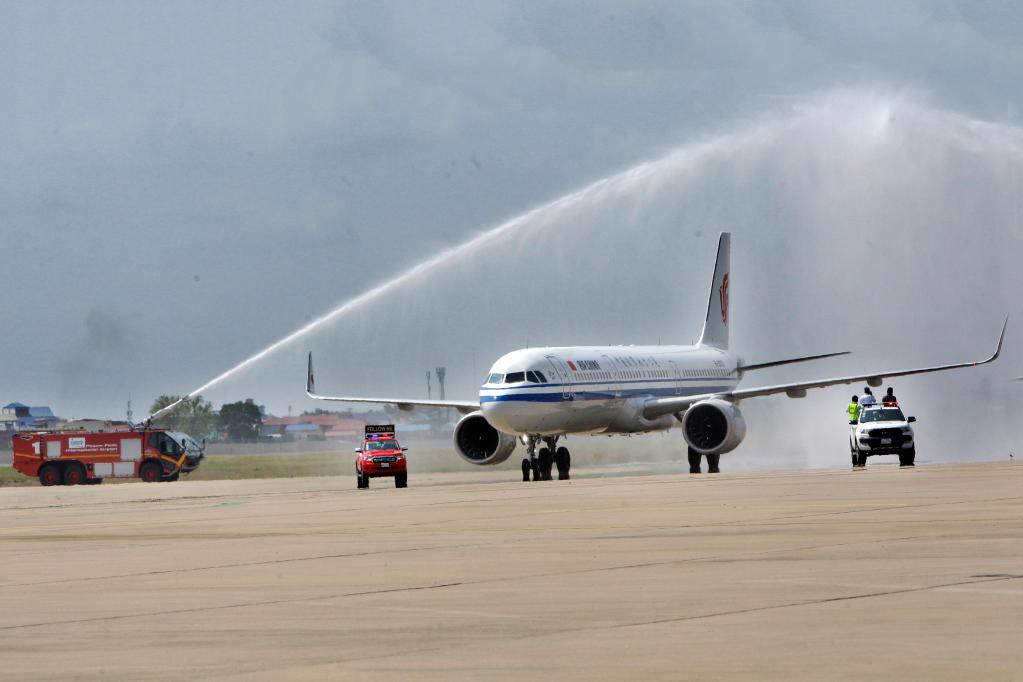  2月7日，一架载有中国乘客的国航航班从北京出发抵达柬埔寨首都金边国际机场，受到柬方热烈欢迎。