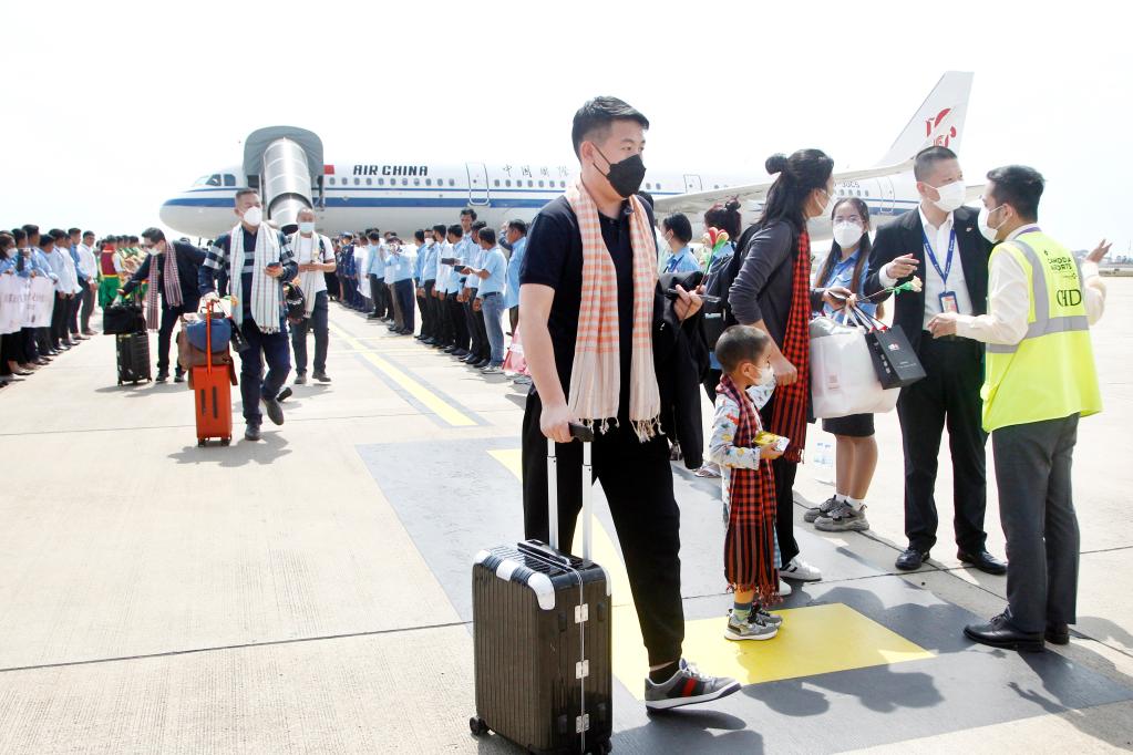  2月7日，中国旅客在柬埔寨首都金边国际机场受到柬方欢迎。